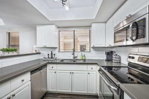 Beautiful Newly Remodeled 2-bdrm Biltmore Condo