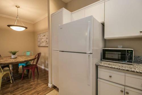 Cozy 1-bdrm Scottsdale Condo Next To Pool
