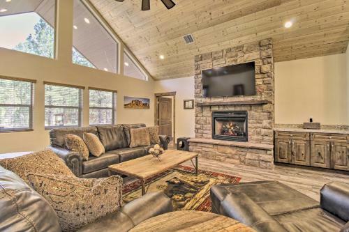 Sleek Show Low Cabin With 2 Decks - Newly Built