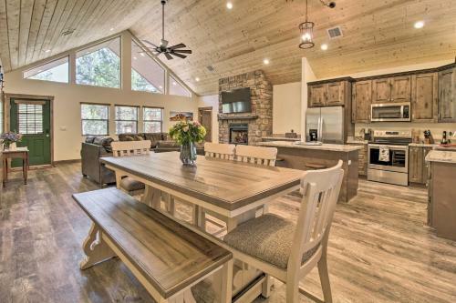 Sleek Show Low Cabin With 2 Decks - Newly Built