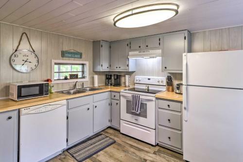 Cute And Cozy Greers Ferry Lake Abode With Deck!