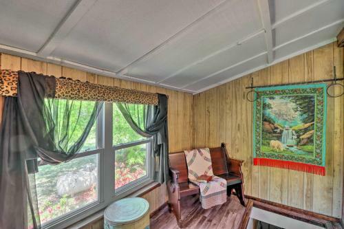Charming Cabin In Mountain View With Fireplace!