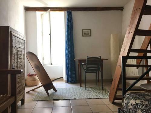Arles, Une Maison De Poup�e � La Roquette