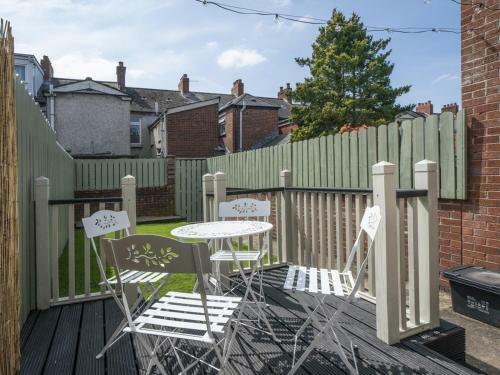 Pass The Keys Amazing 2br Townhouse In Fab District - Queens Uni