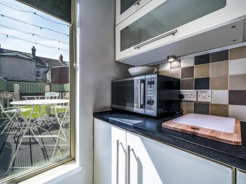 Pass The Keys Amazing 2br Townhouse In Fab District - Queens Uni