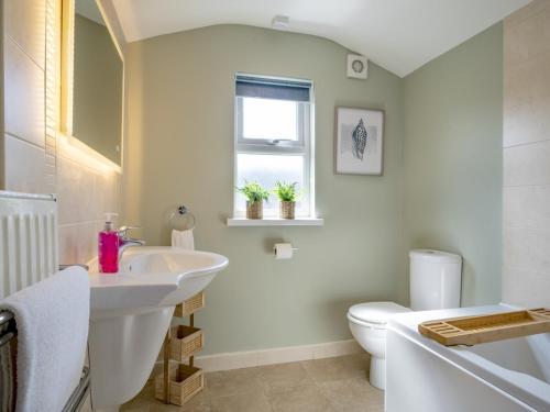 Pass The Keys Amazing 2br Townhouse In Fab District - Queens Uni