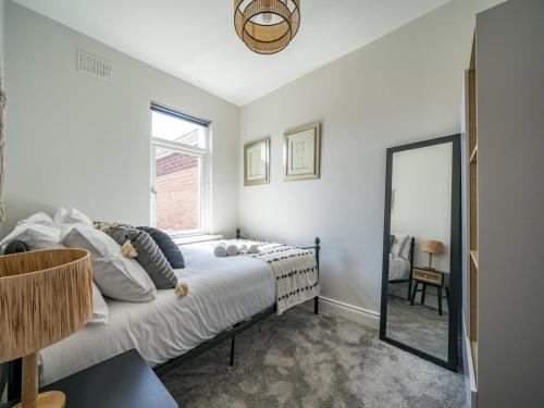 Pass The Keys Amazing 2br Townhouse In Fab District - Queens Uni