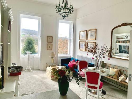 Grosvenor Place Apartment