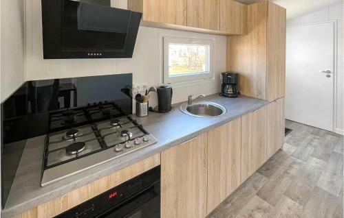 Awesome Caravan In Asten-heusden With Wifi And 2 Bedrooms