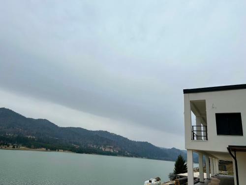 Casa Eden - Apartamente Langa Lac