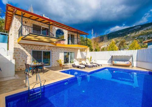Kalkan'da Kiral?k Muhafazakar Jakuzili Villa