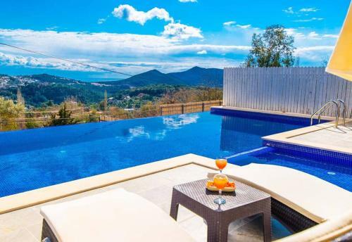 Kalkan'da Kiral?k Muhafazakar Jakuzili Villa