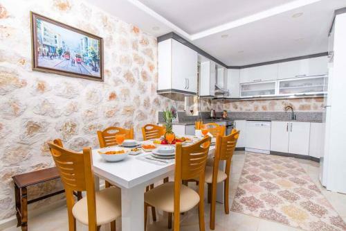 Kalkan'da Kiral?k Muhafazakar Jakuzili Villa