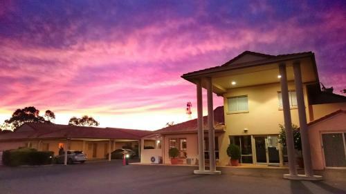 Country Roads Motor Inn