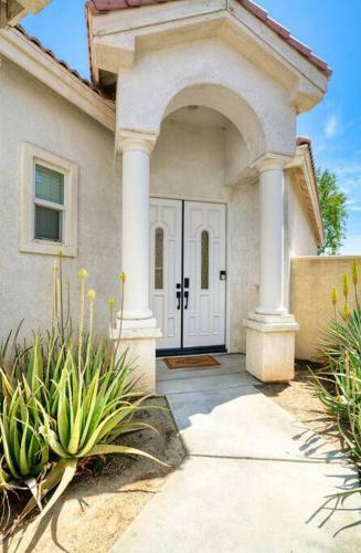 Desert Oasis With Mountain Views + Pool & Golf