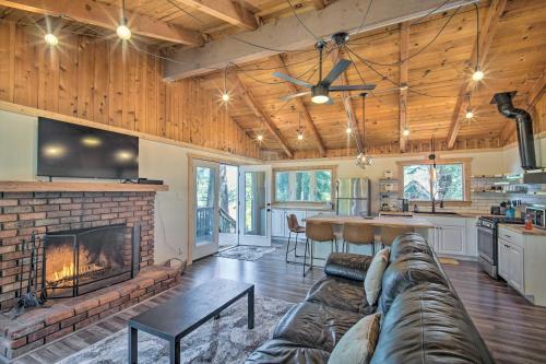 Newly Renovated Lake Arrowhead Cabin With Deck!