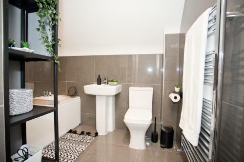 Apartamento Stylish 2 Bedroom Apt - Parking - 5 Mins Walk To Beach