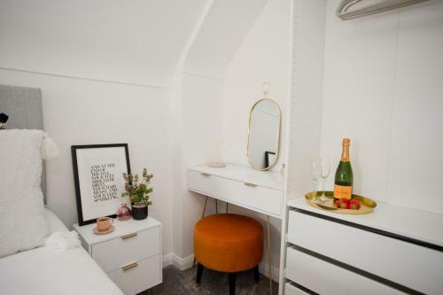 Apartamento Stylish 2 Bedroom Apt - Parking - 5 Mins Walk To Beach