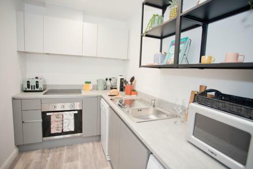 Apartamento Stylish 2 Bedroom Apt - Parking - 5 Mins Walk To Beach