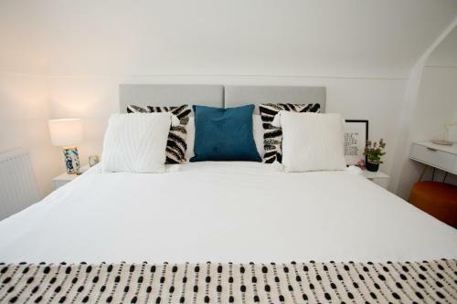Apartamento Stylish 2 Bedroom Apt - Parking - 5 Mins Walk To Beach