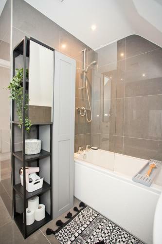 Apartamento Stylish 2 Bedroom Apt - Parking - 5 Mins Walk To Beach
