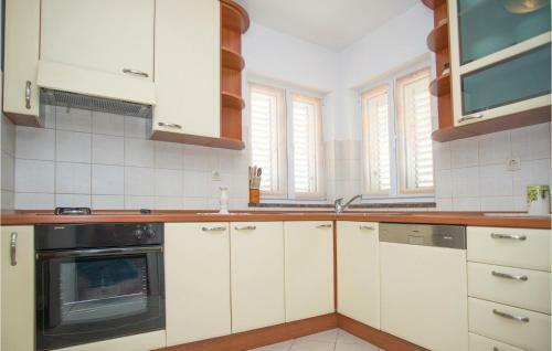 Four-bedroom Holiday Home In Lokvicici