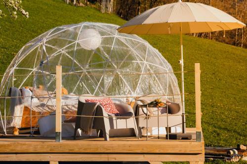 Bubble-suite Hinter Einem Birnenbaum Mit Einzigartigem Blick