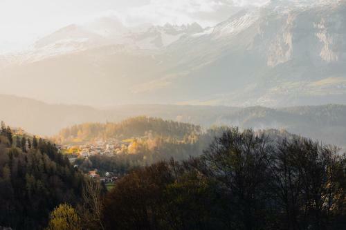 Bubble-suite Hinter Einem Birnenbaum Mit Einzigartigem Blick