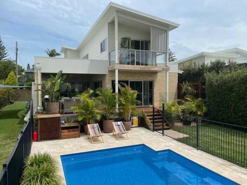 Flynns Executive Coastal Home With Pool
