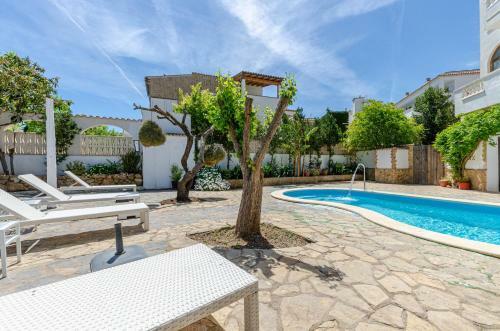 Yourhouse La Cabanya 10 Beach Apartments With Shared Pool