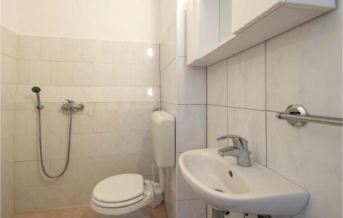 Beautiful Home In Peruski With Wifi And 4 Bedrooms