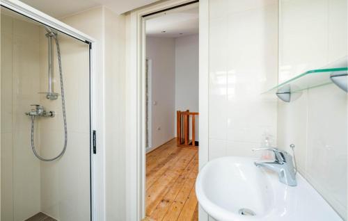 Beautiful Home In Peruski With Wifi And 4 Bedrooms