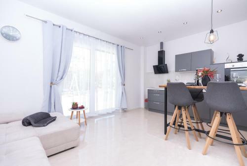 Inviting 2-bed Apartment In Podstrana