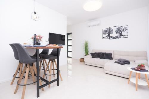 Inviting 2-bed Apartment In Podstrana