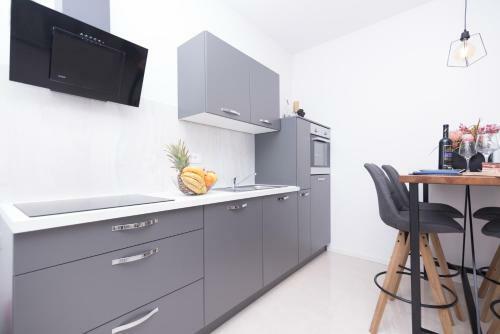 Inviting 2-bed Apartment In Podstrana
