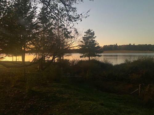 Apartamento Lakeside Cottage On Spring Grove