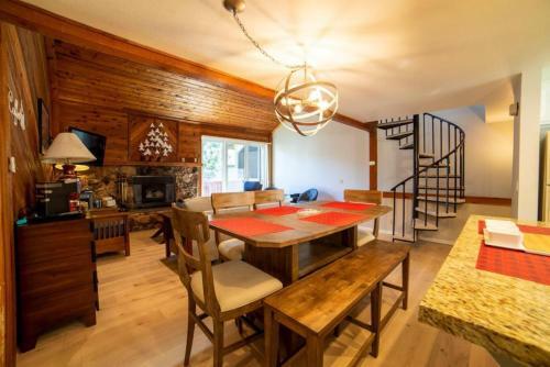 #472 - Beautiful Mountain Townhome - Modern Amenities