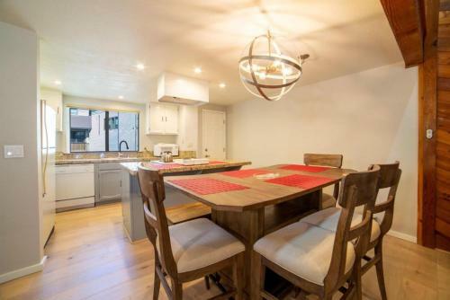 #472 - Beautiful Mountain Townhome - Modern Amenities