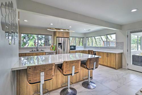 Stylish Riverside Retreat With Patio And Fire Pit