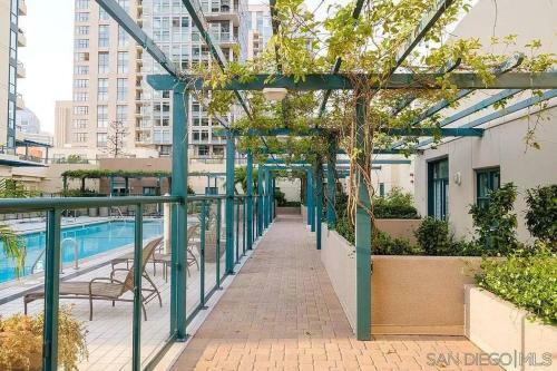 Sunny,lux Modern Poolside Villa Blocks From Harbor
