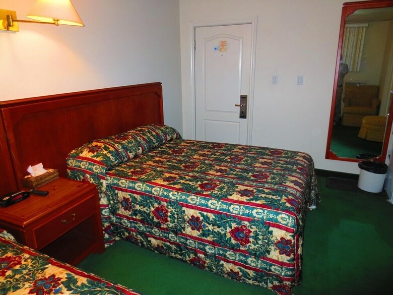 Canadiana Motel