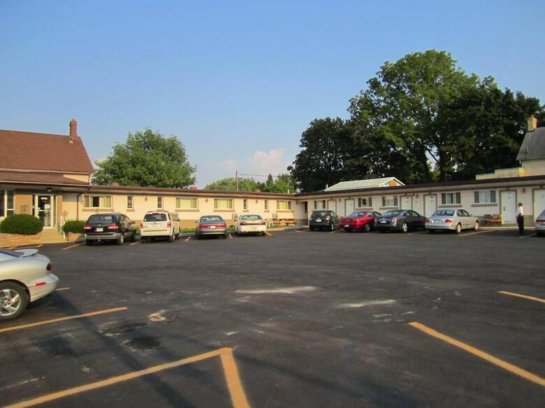 Canadiana Motel