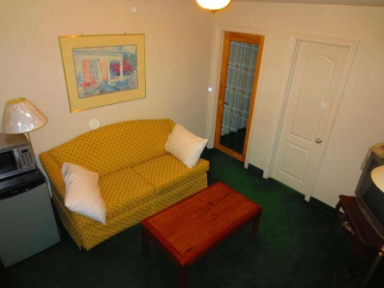 Canadiana Motel