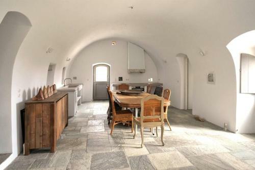 New Entry: 3-bedroom Historic Villa Renovation