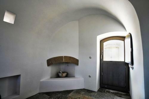 New Entry: 3-bedroom Historic Villa Renovation