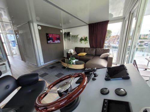 Houseboat Aurora