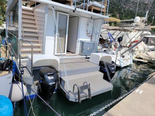 Houseboat Aurora