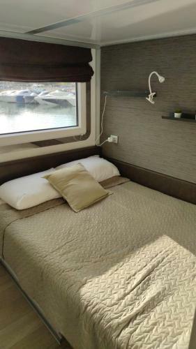 Houseboat Aurora