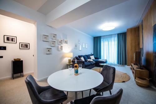 Luxurious Apartment On The Beach Sea On