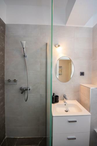 Luxurious Apartment On The Beach Sea On